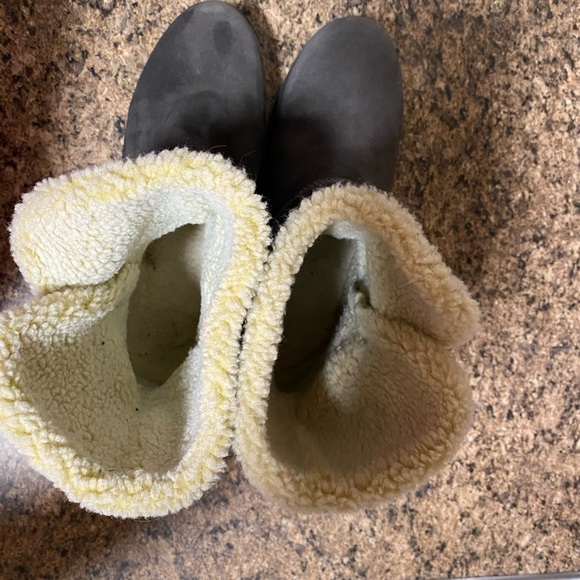 Gray suede white mountain boots, size 10. Beautiful barely worn. - Picture 4 of 5